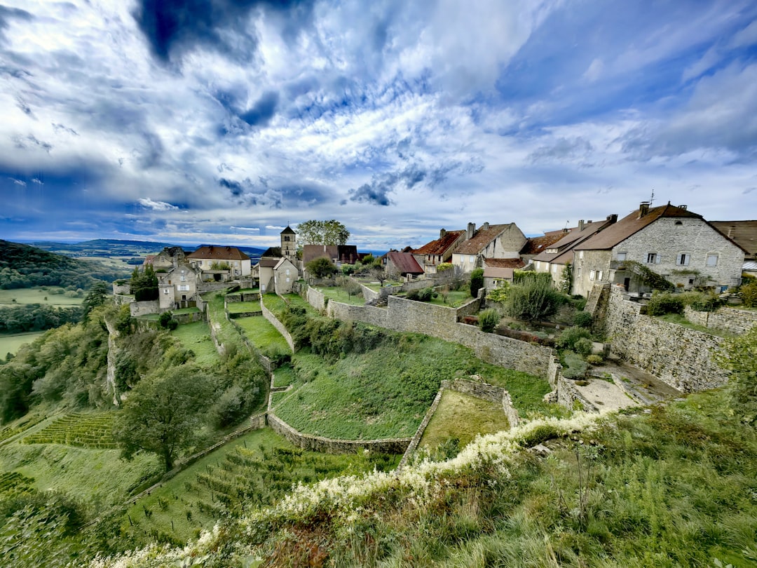 Vue sur un village perché à flanc de falaise dans le Sud-Ouest de la France