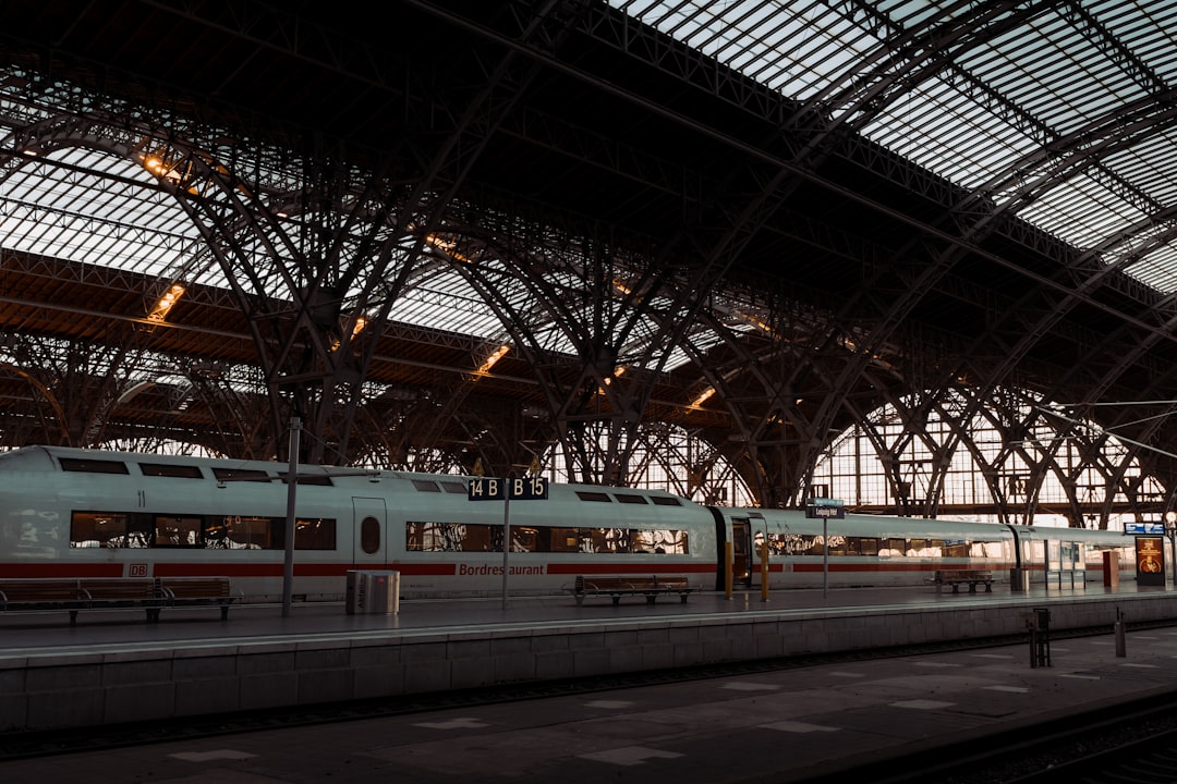 Train de nuit européen en gare
