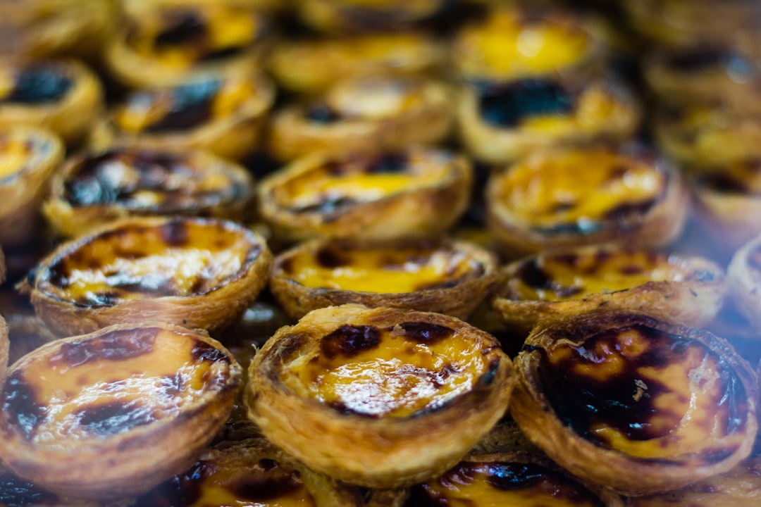 Pastéis de nata fraîchement sortis du four dans une pâtisserie de Lisbonne