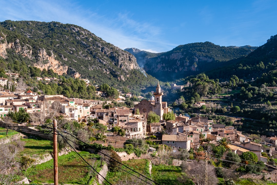 Villages blancs et maisons en pierre de la Serra de Tramuntana à Majorque, entourés de collines verdoyantes