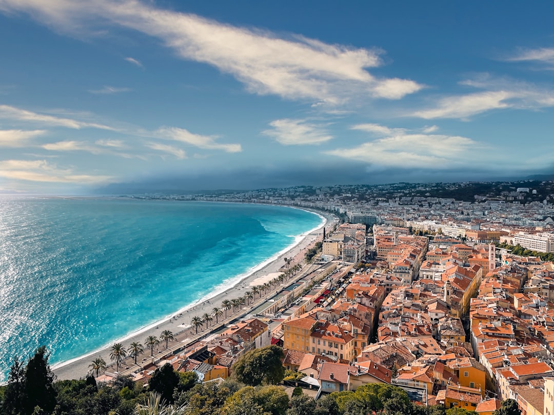 Vue aérienne de Nice et de la Promenade des Anglais longeant la Méditerranée