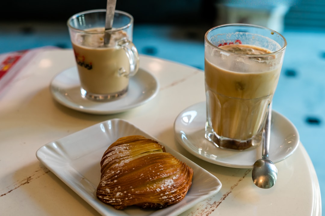 Espresso servi dans une tasse en céramique sur comptoir de café italien