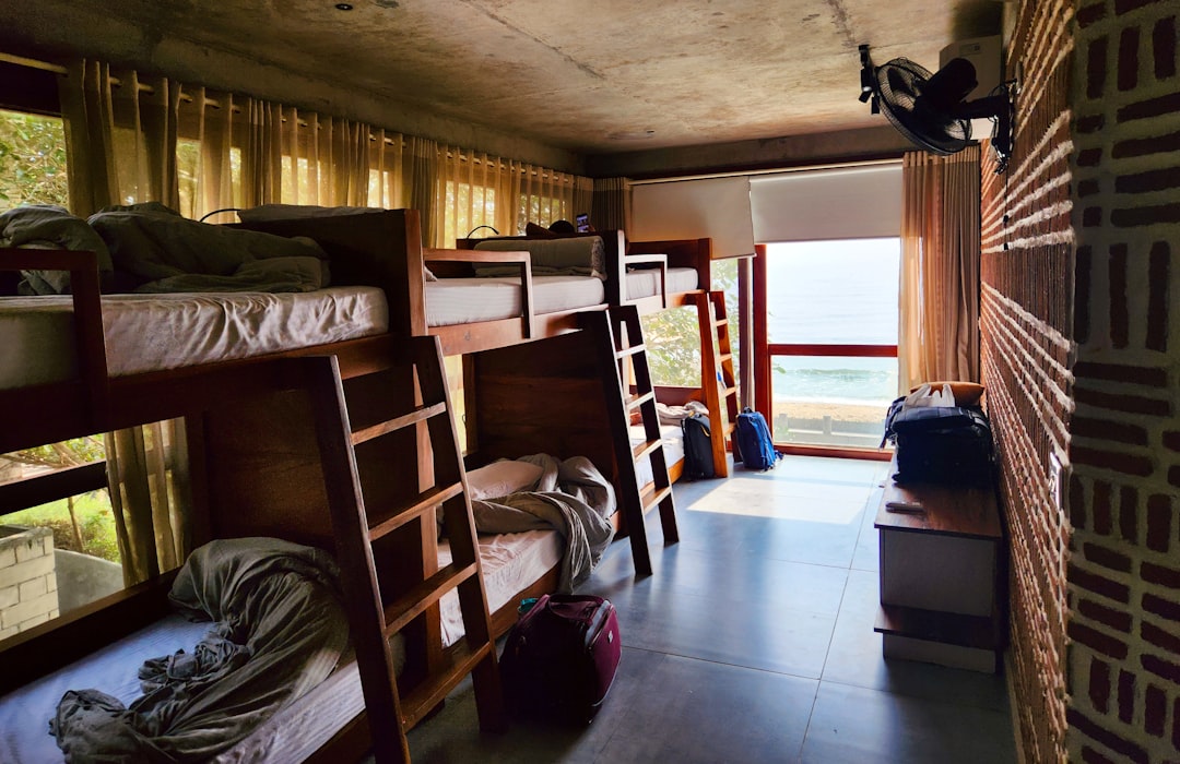 Dortoir d'auberge avec lits superposés, hébergement économique pour routard