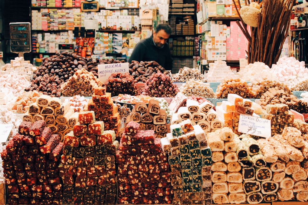 Épices colorées et textiles dans un bazar d'Istanbul