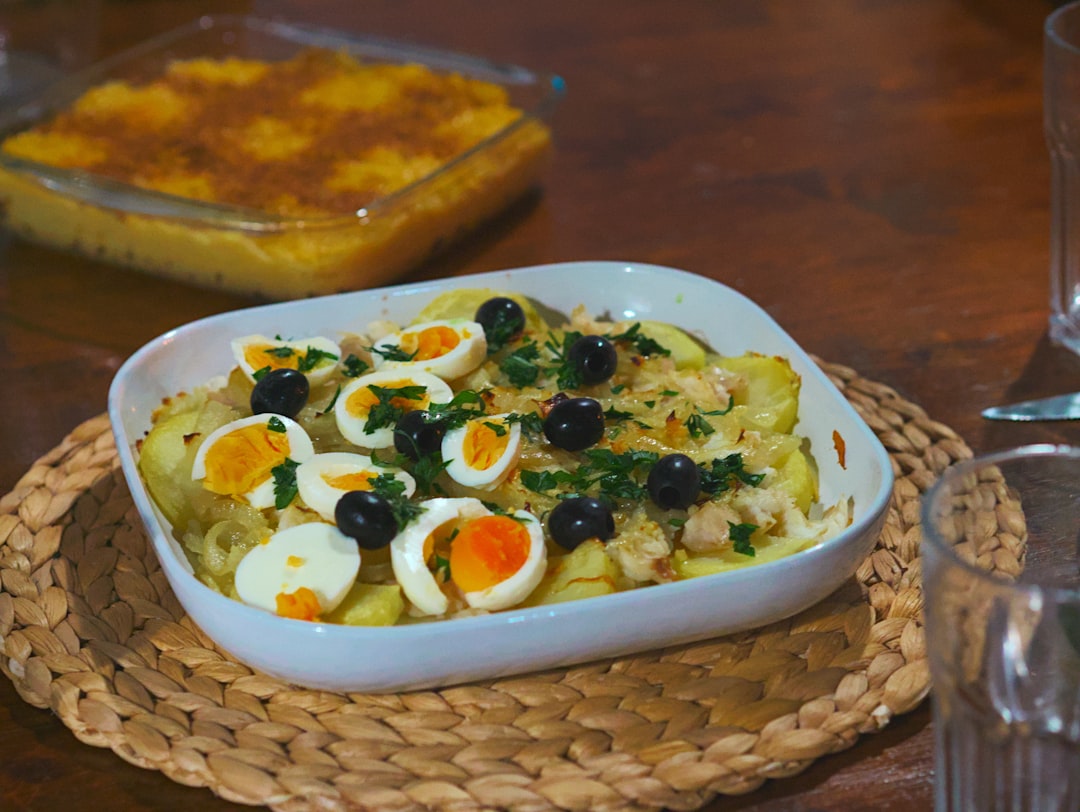 Plat traditionnel de bacalhau à Brás, gratin de morue aux pommes de terre et œufs
