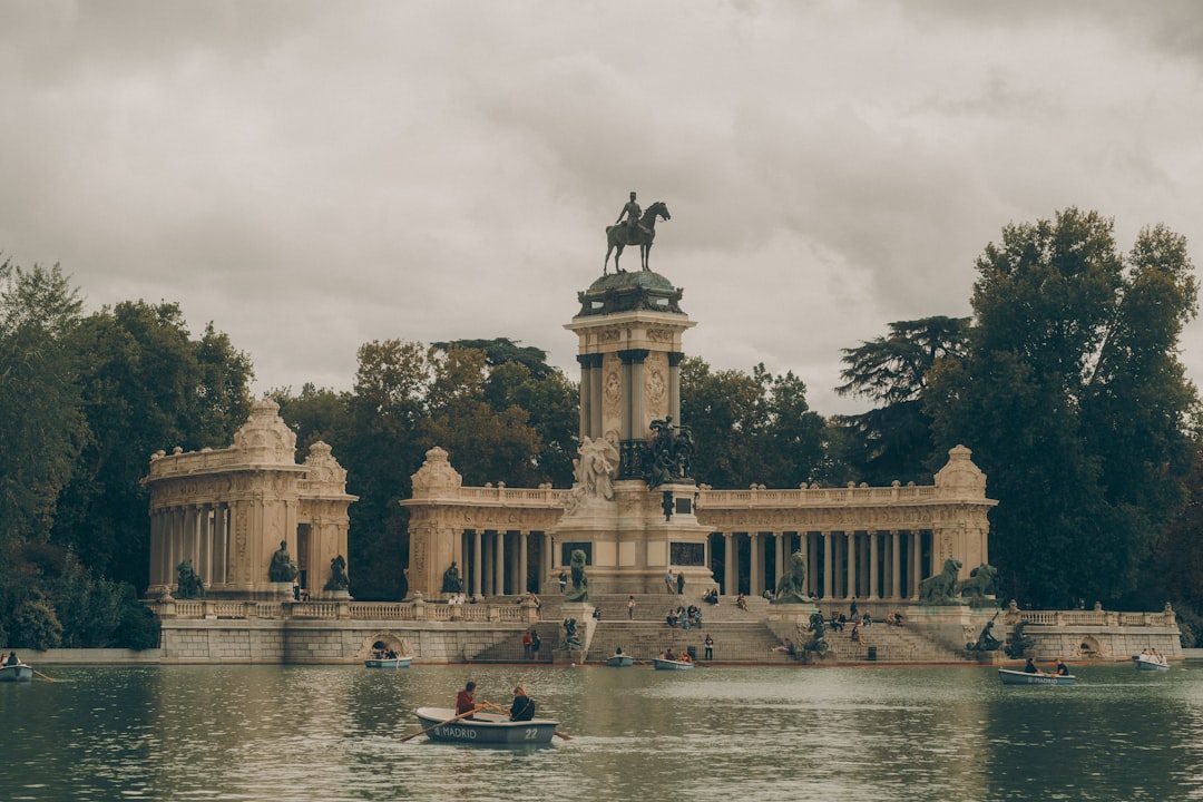 Barques sur le lac du Parc du Retiro à Madrid
