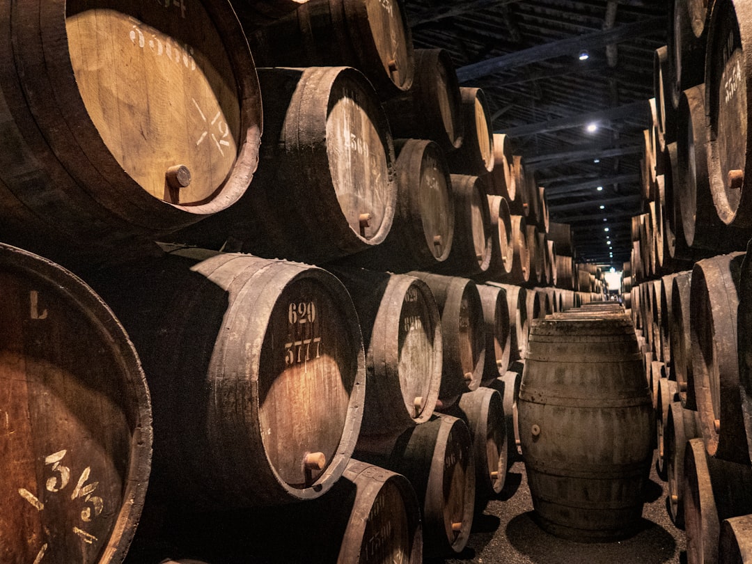 Tonneaux dans une cave à vin de Porto