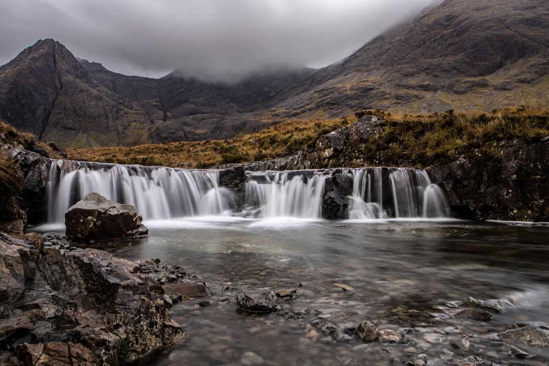 Île de Skye, Écosse — cascade et paysage montagneux sauvage