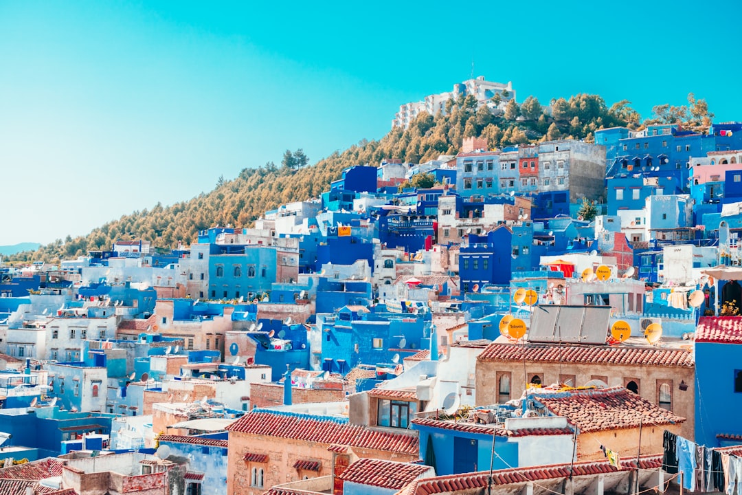 Ruelles bleues et blanches de Chefchaouen, la ville bleue du Maroc
