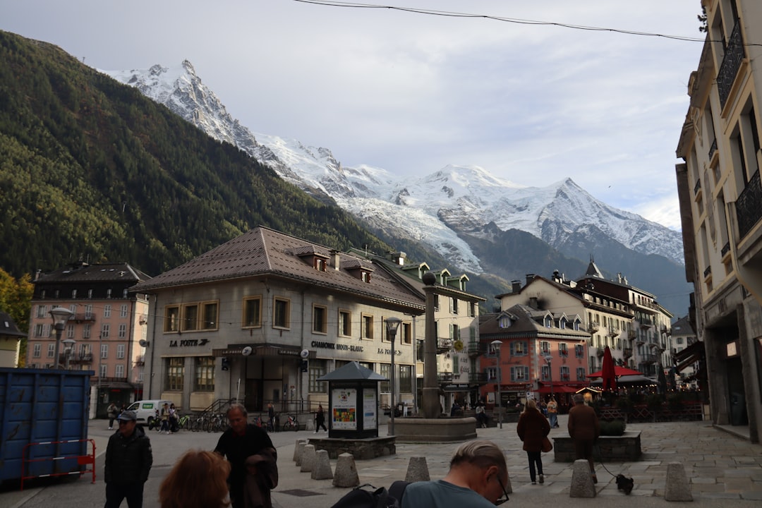 Village alpin enneigé dans les Alpes françaises avec montagnes en arrière-plan