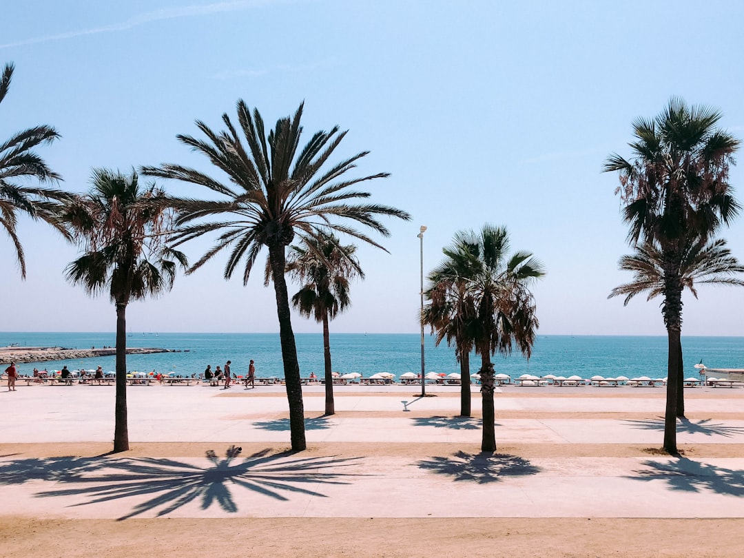 Plage de la Barceloneta avec la ville en arrière-plan