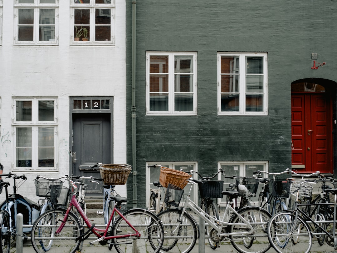 Vélos garés dans une rue de Copenhague