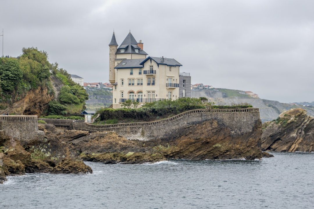 Vue sur les falaises et l'océan Atlantique depuis la côte basque française