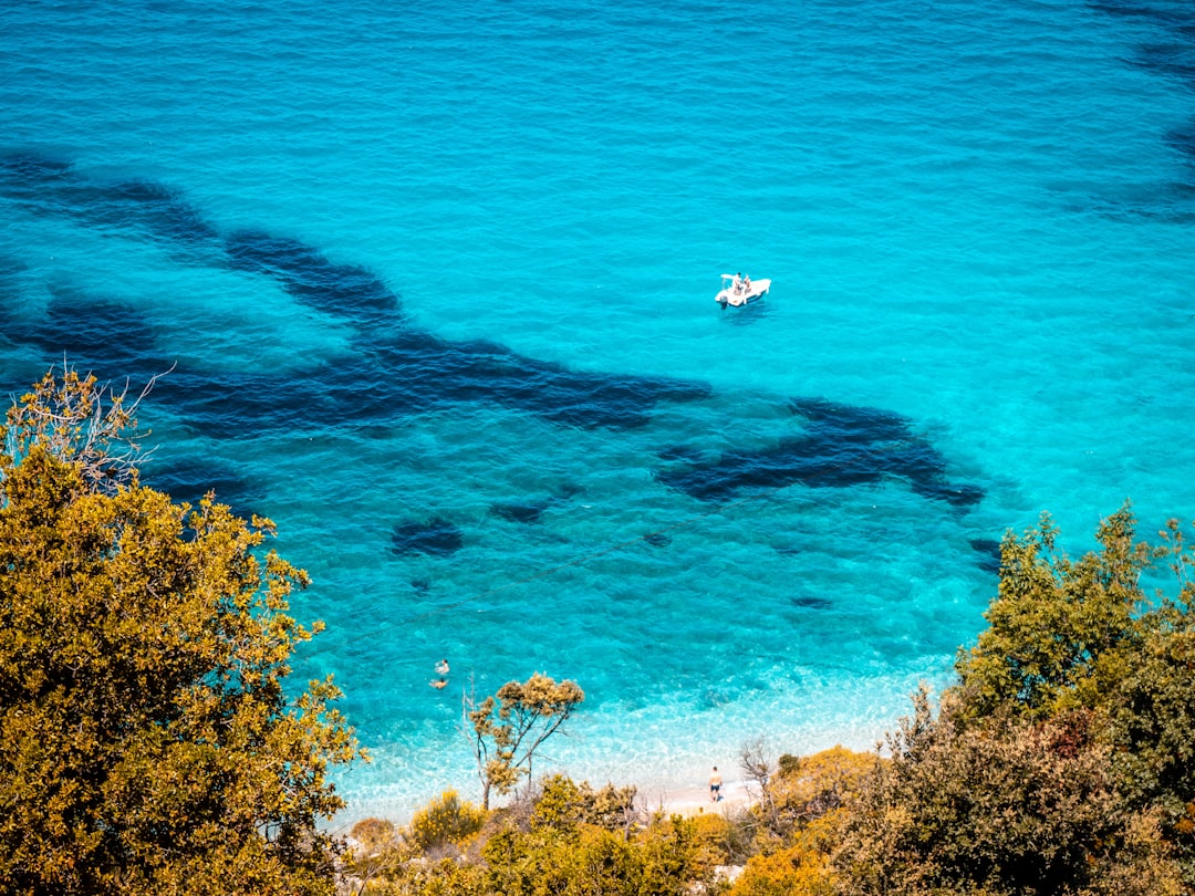 Riviera albanaise en été, eaux turquoise et côte préservée