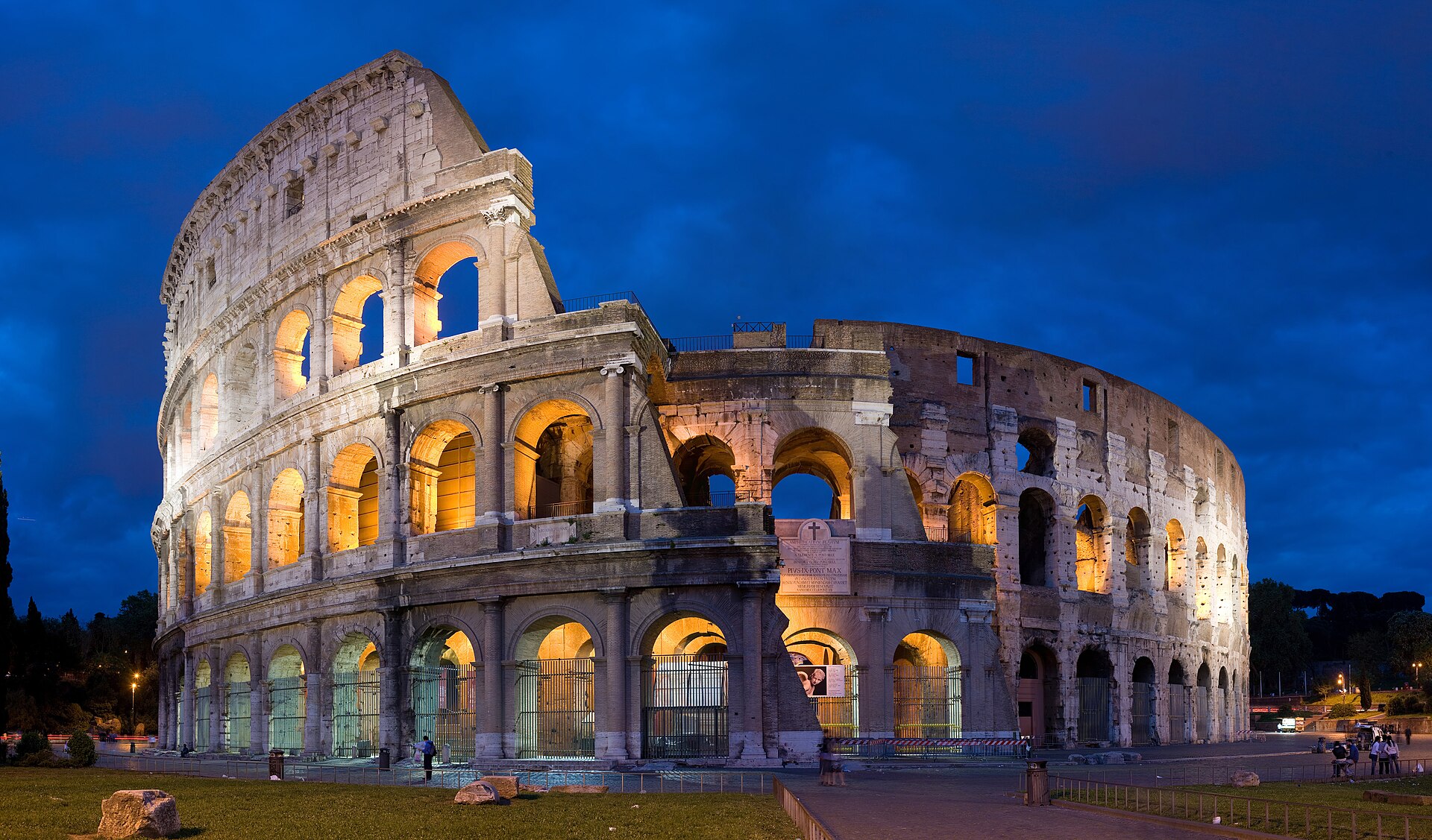 Vue panoramique de Rome au coucher du soleil avec le Colisée au premier plan