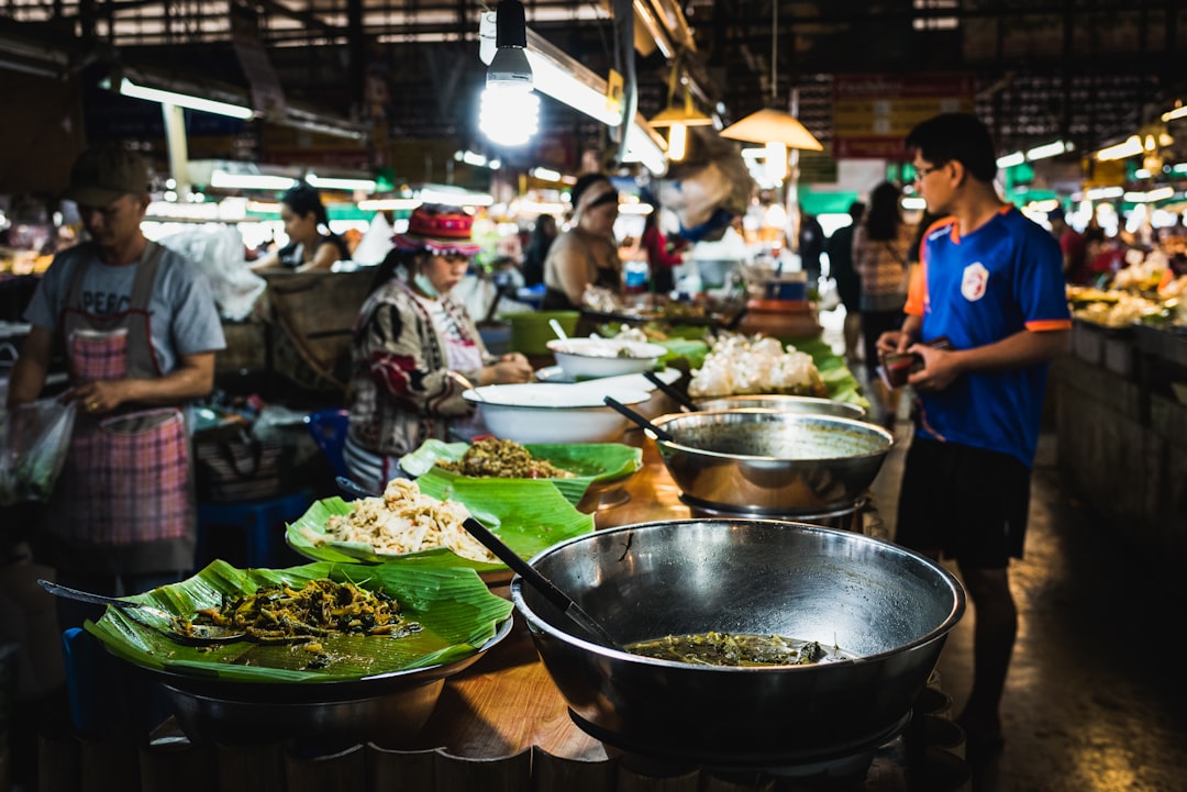 Étal de street food dans un marché de nuit en Asie du Sud-Est