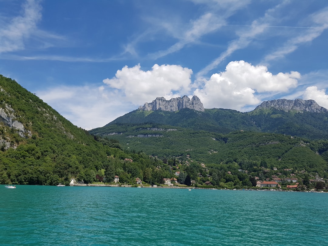 Lac turquoise entouré de montagnes dans les Alpes