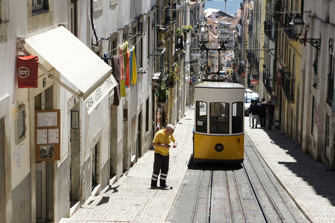 Le tramway 28 dans les ruelles pavées de l'Alfama, quartier historique de Lisbonne