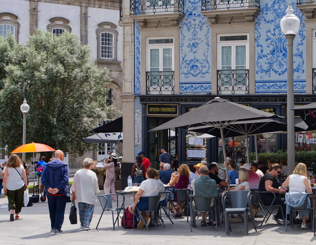 Terrasse d'un café-restaurant typique à Porto