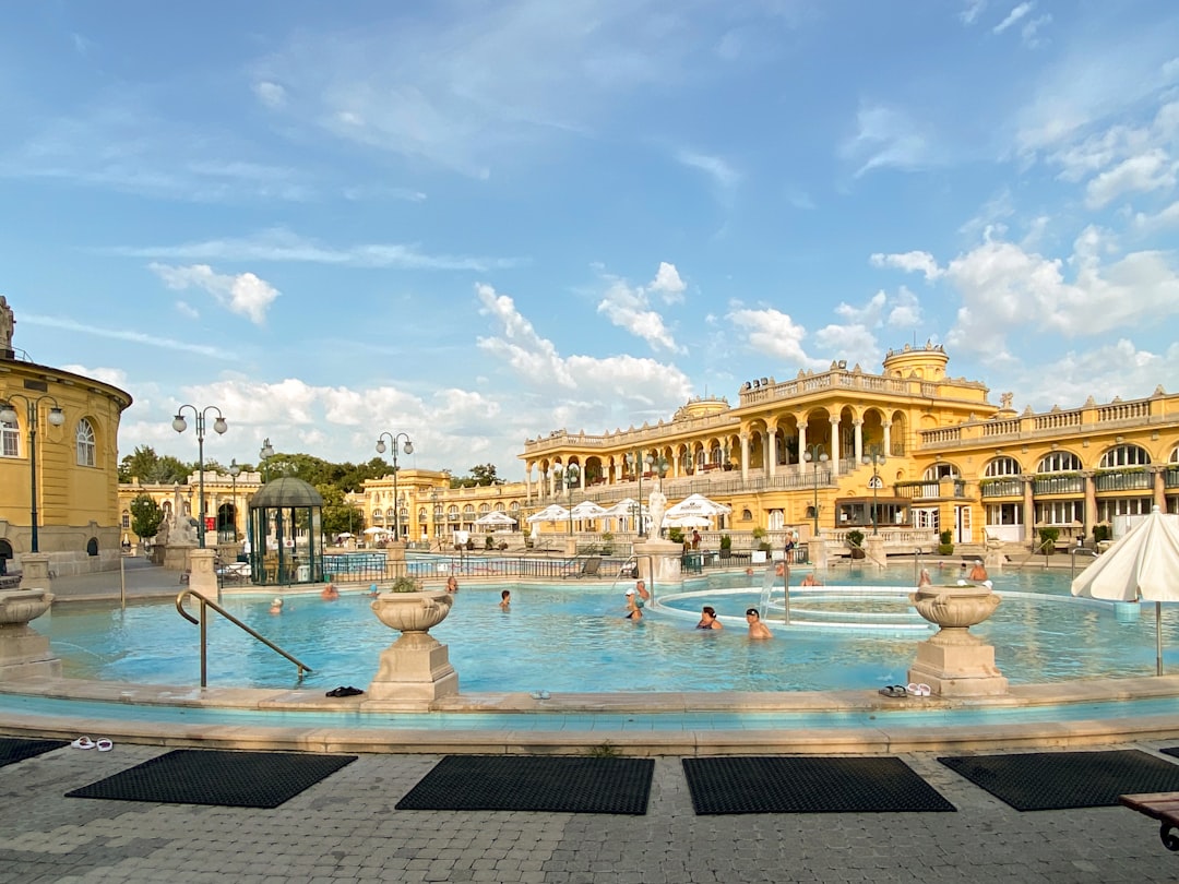Les bassins extérieurs des bains Széchenyi de Budapest entourés d'architecture néo-baroque