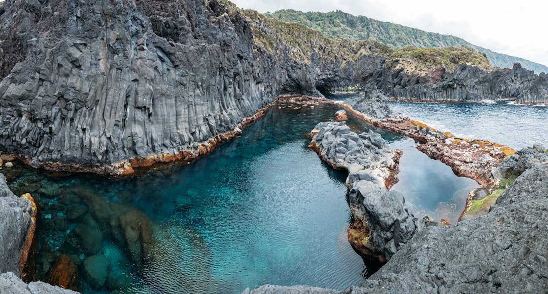 Piscines naturelles de roche volcanique à Madère