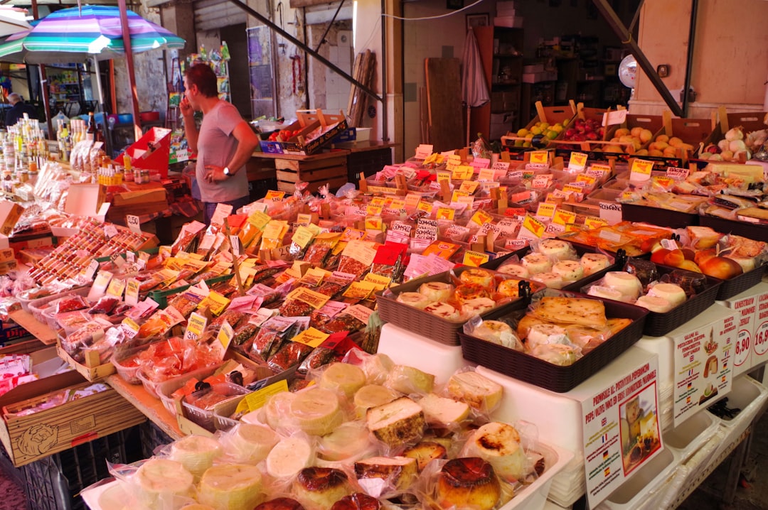 Marché de Palerme et étals de street food sicilienne