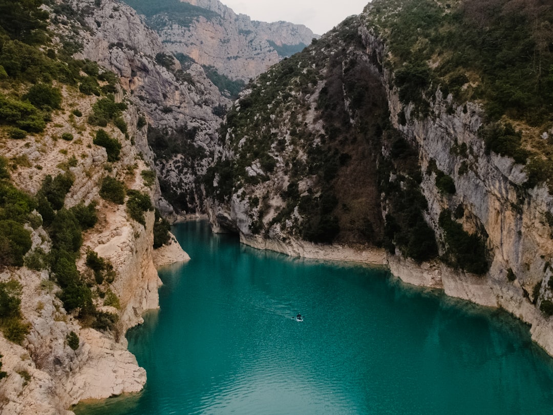 Eau turquoise entourée de montagnes et de forêts