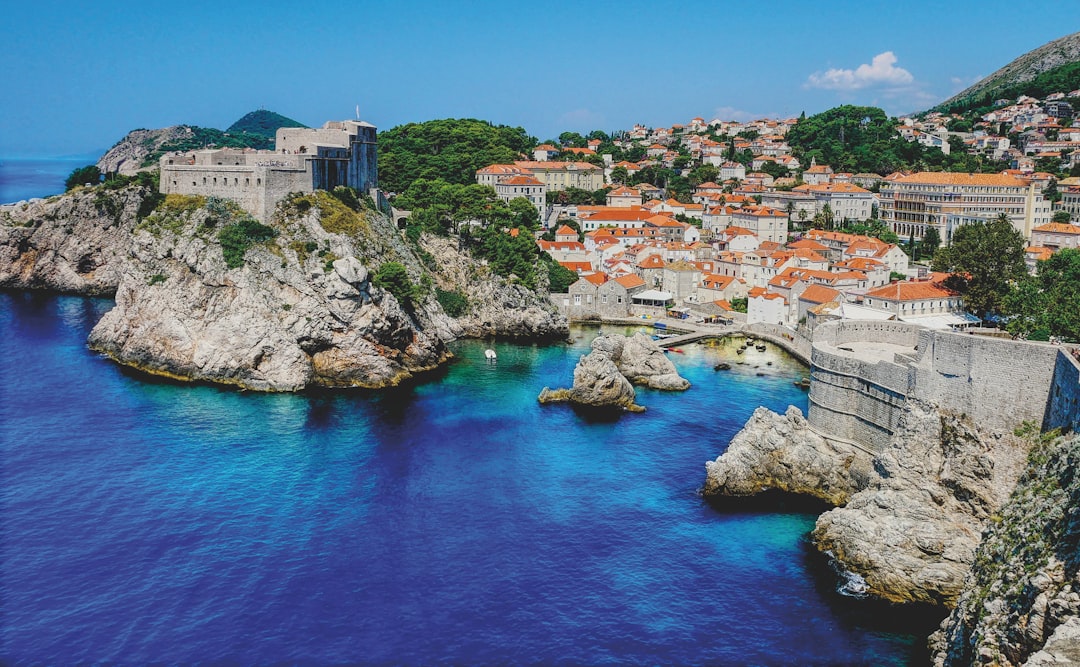 Vue aérienne des remparts et de la vieille ville de Dubrovnik en Croatie