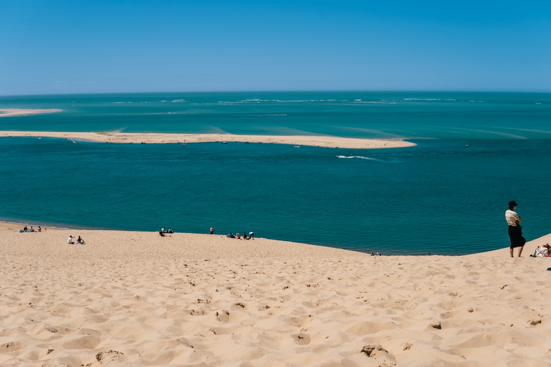 Dunes de sable dorées surplombant un panorama sur l'océan Atlantique turquoise
