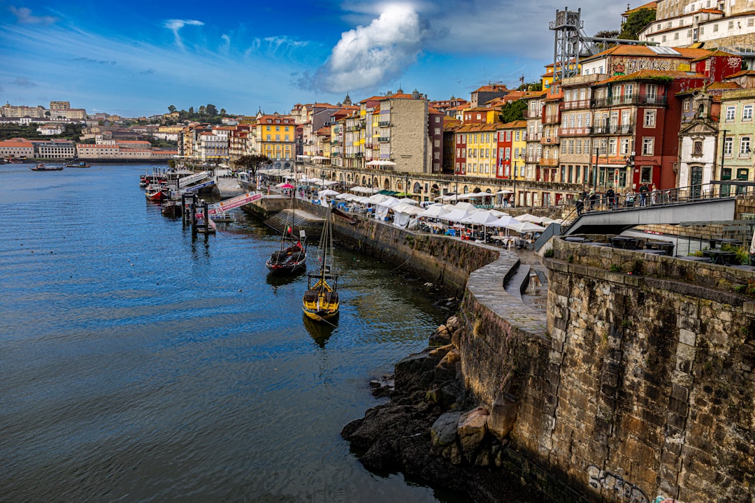 Façades colorées du quartier de la Ribeira à Porto, au bord du Douro