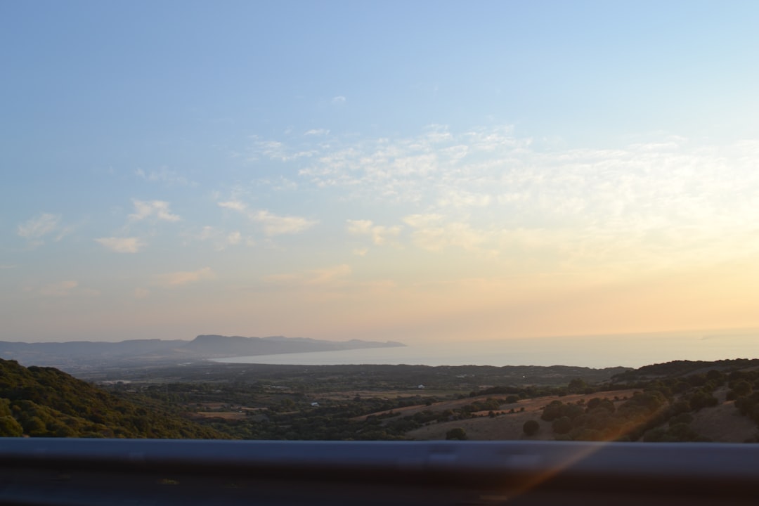 Coucher de soleil sur la côte sarde, collines surplombant une mer d'azur