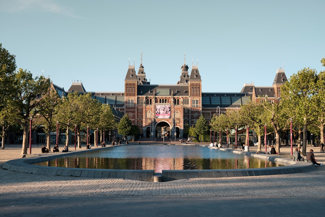 Le Rijksmuseum et son parc depuis l'extérieur, sous un ciel clair
