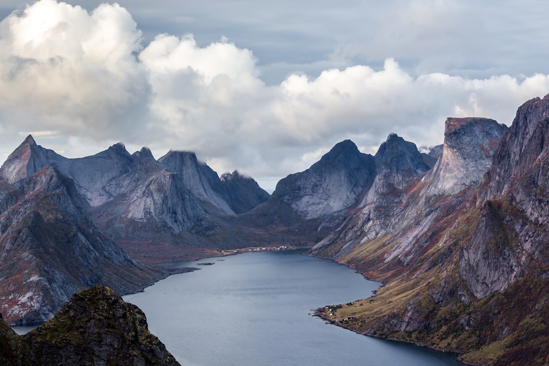 Fjord de montagne entouré de pics, sans foule