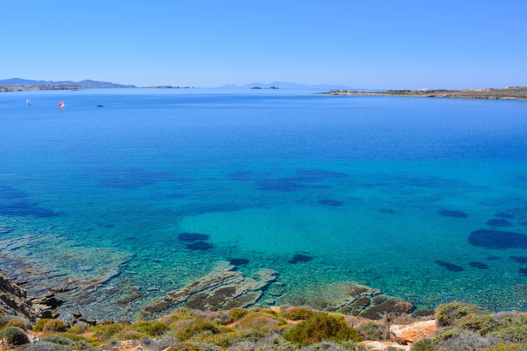Eaux turquoise de la mer Égée grecque