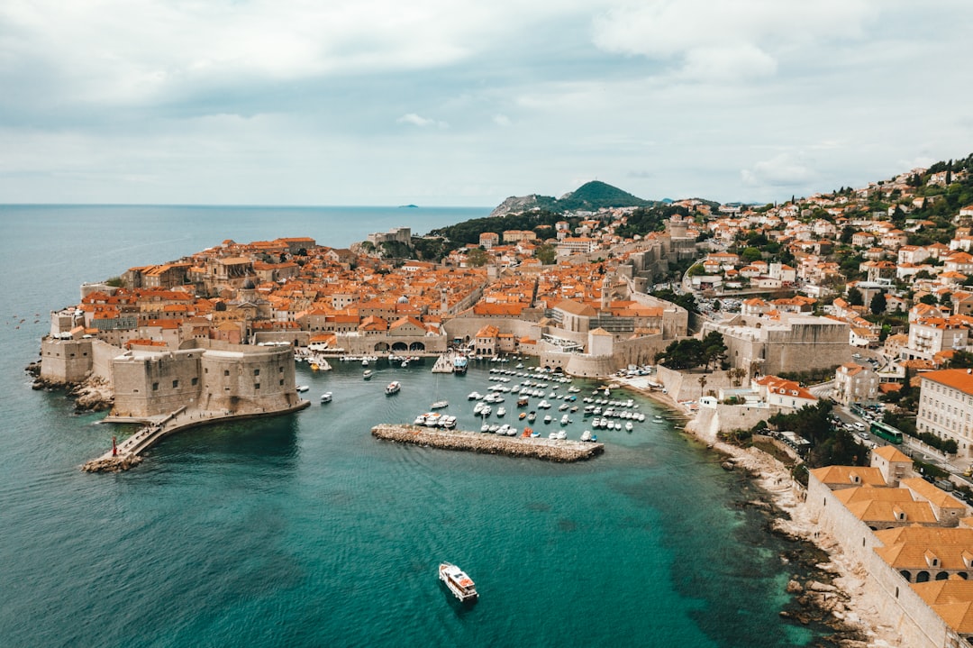 Vue aérienne de Dubrovnik et de la mer Adriatique