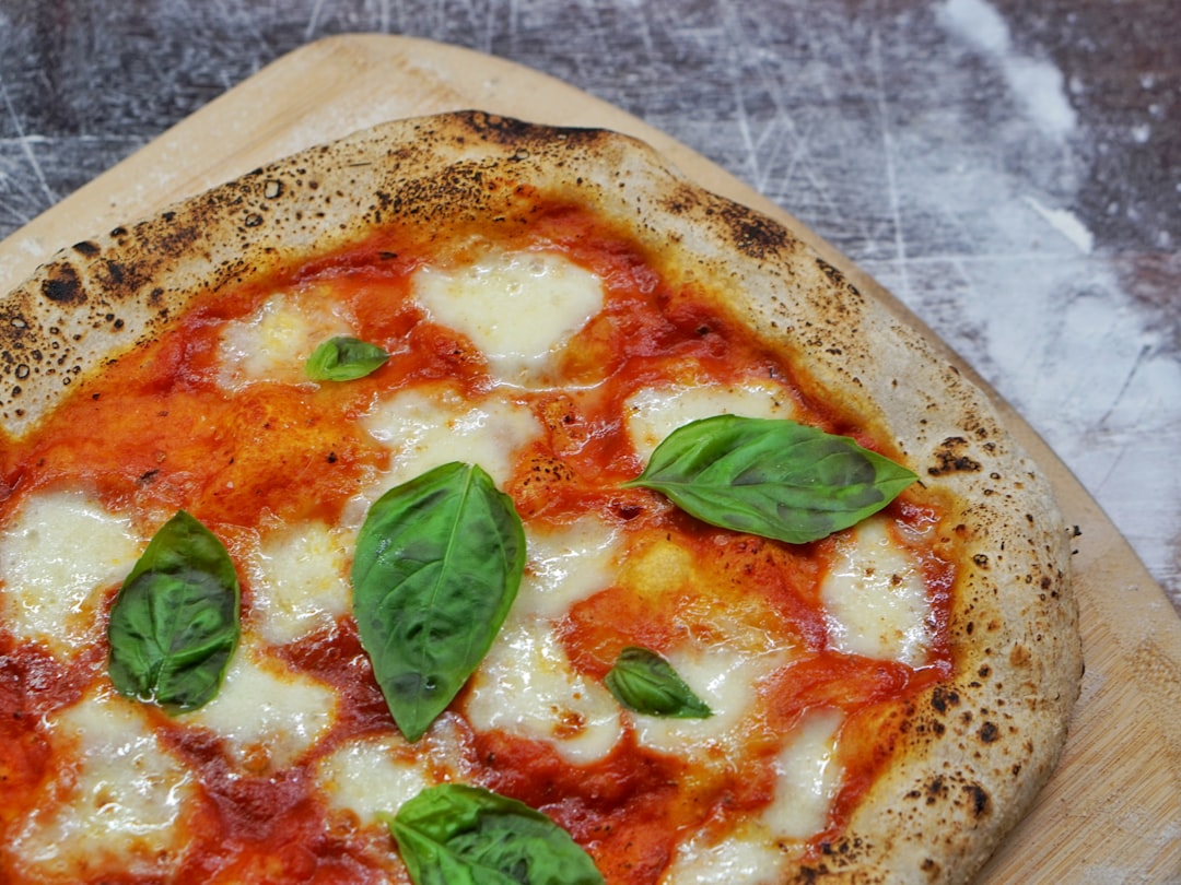 Pizza napolitaine margherita sur planche en bois
