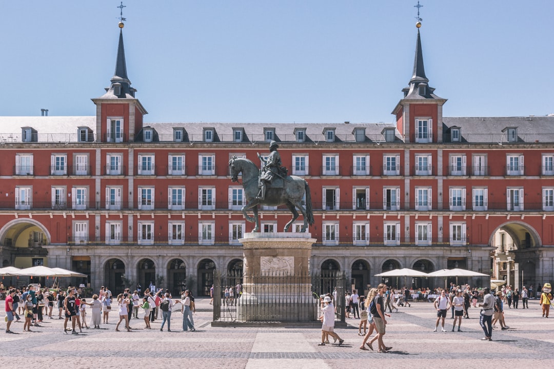 Vue emblématique de Madrid avec la Plaza Mayor en arrière-plan