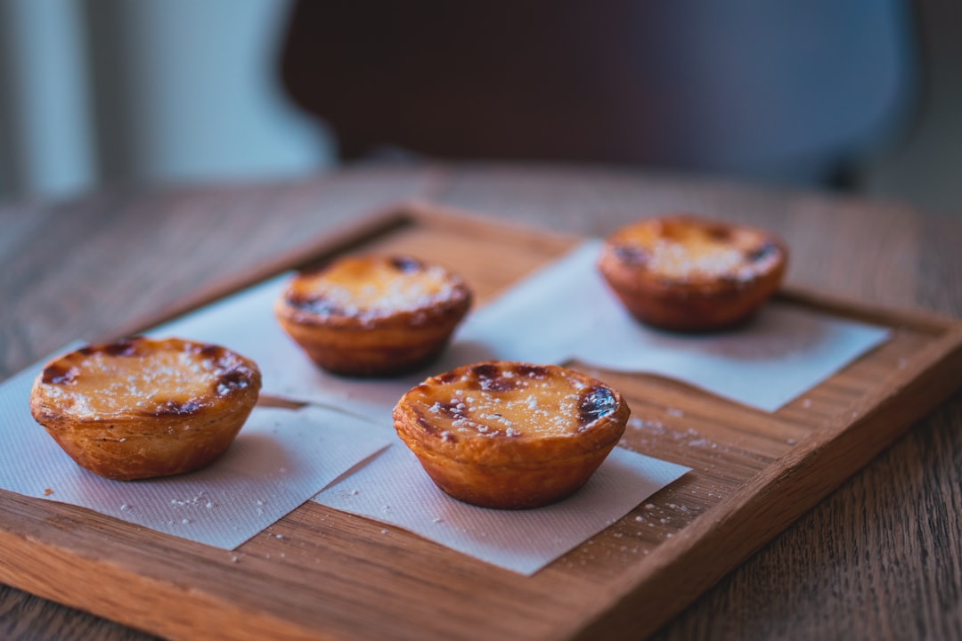 Petits pastéis de nata servis sur un plateau en bois