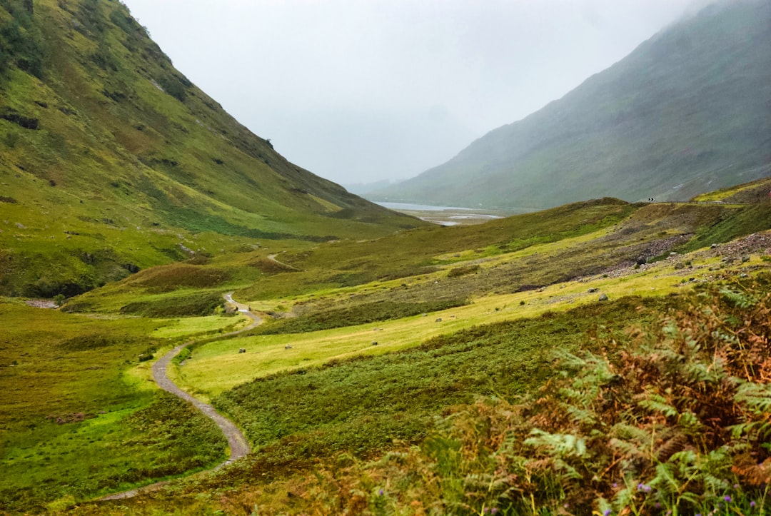 Vallée de Glencoe, Écosse — chemin verdoyant entre les montagnes dramatiques