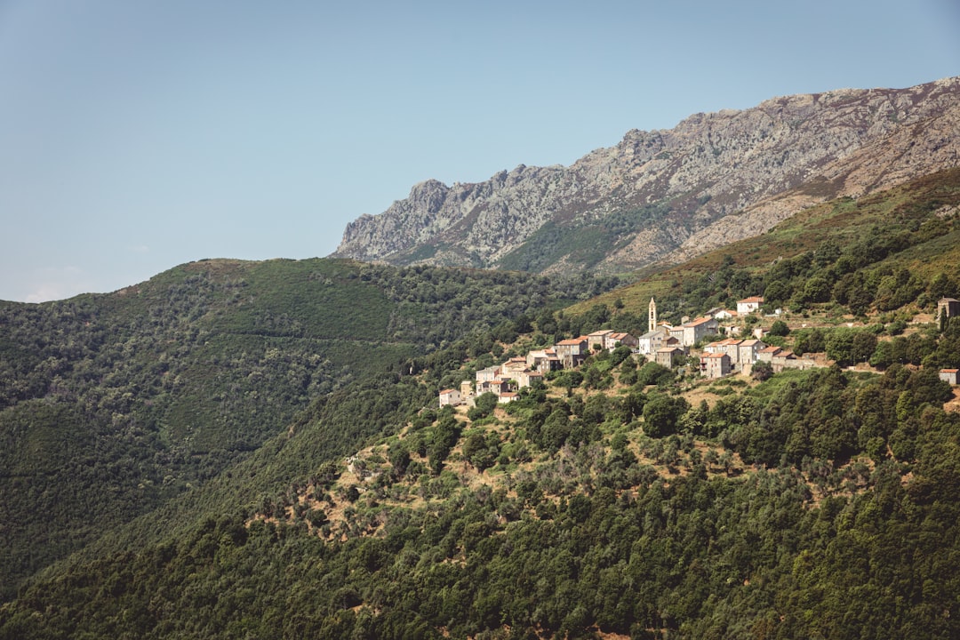 Colline de Corse surplombant un village pittoresque en Méditerranée