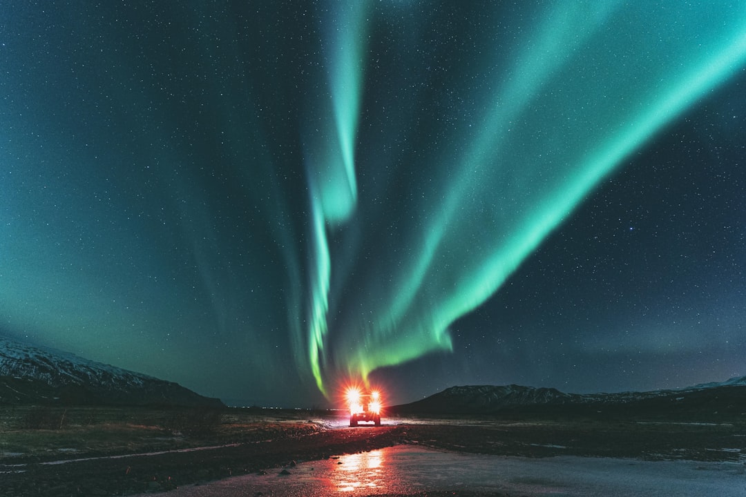 Tente de camping sous les aurores boréales en Islande