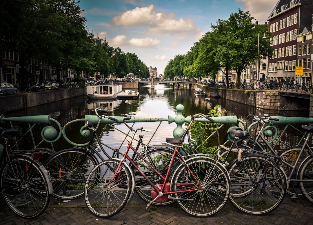 Vélos colorés et bateaux amarrés le long d'un canal d'Amsterdam