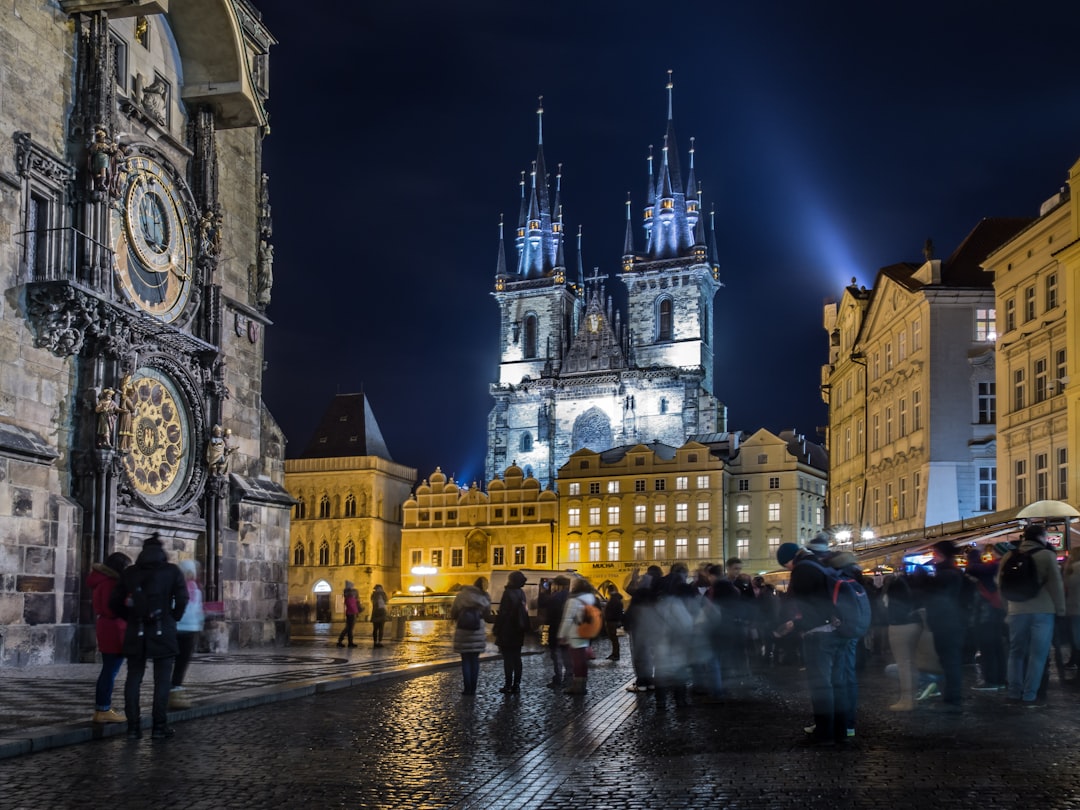 La Place de la Vieille Ville et l'Horloge Astronomique de Prague la nuit
