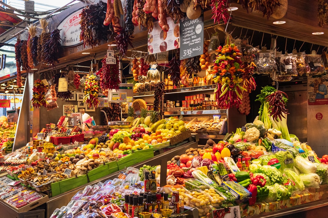 Marché de la Boqueria, stands de fruits et légumes colorés à Barcelone