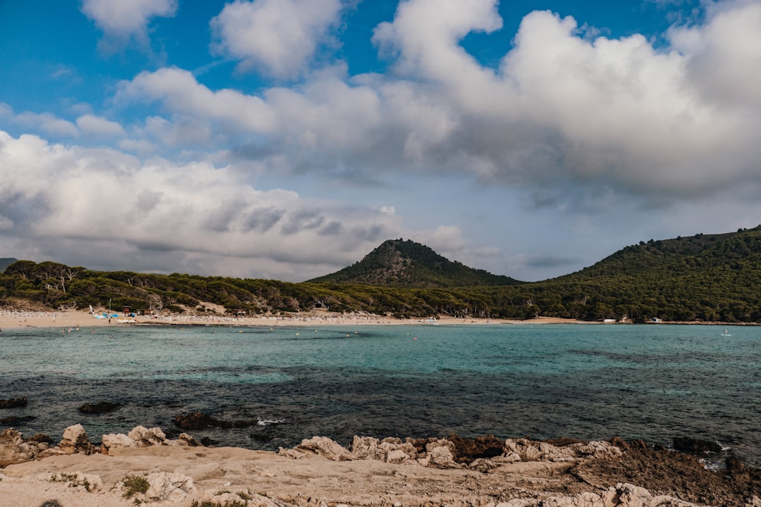 Eau cristalline turquoise et sable blanc d'une plage sauvage de Majorque